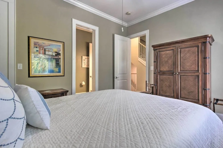 4 Bedrooms Apartment