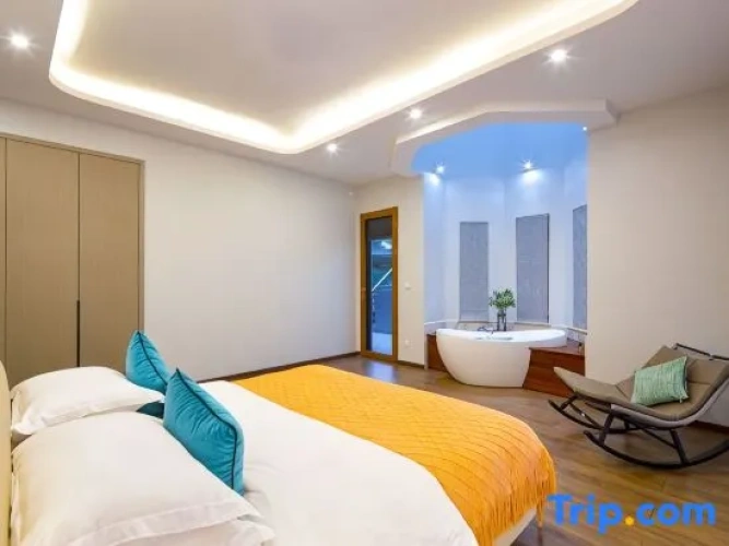 5 Bedrooms Luxury Villa