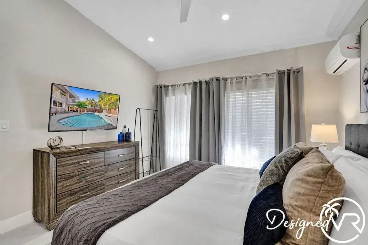 Modern 7 Br With Private Heated Pool