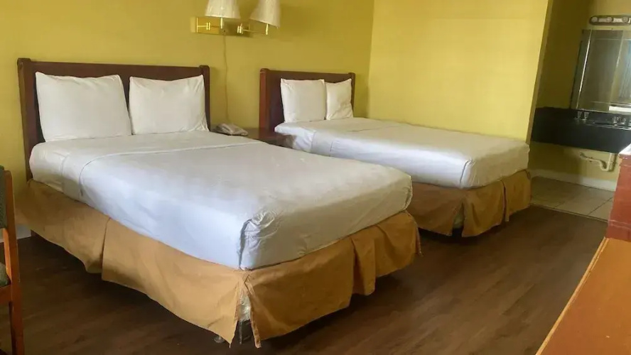 Evergreen Plaza Inn