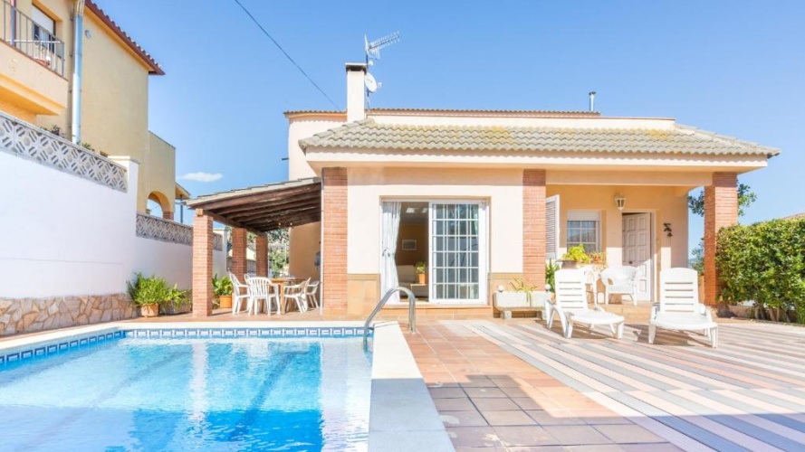 4 Bedrooms Villa