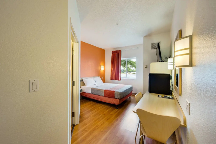 Motel 6 Brampton, ON - Toronto