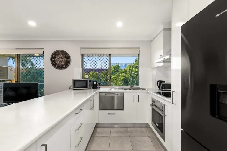 Charming 3-bed Apartment Near Local Shops