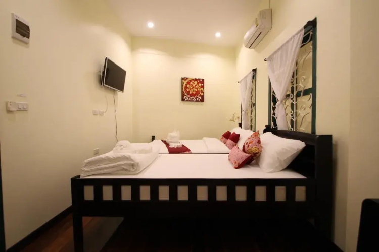 Srisomboon Hostel