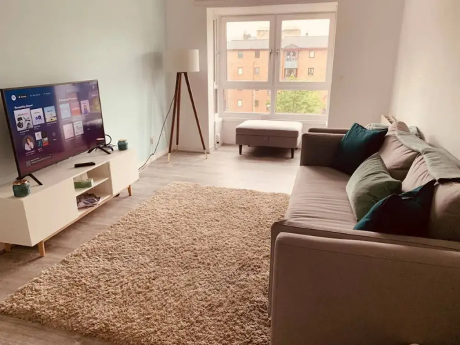 Lovely Spacious 2 Bedroom Flat by the Meadows