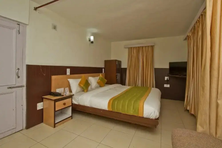 OYO 38167 Maa Charan Residency