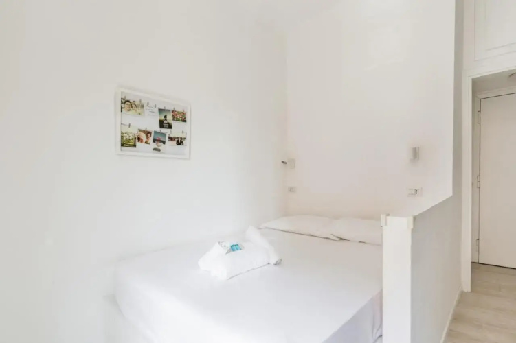 Guesthost - Bright Apt 600mt From Viale Zara!