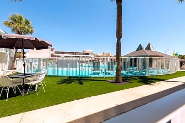 Standard Double room with pool view
