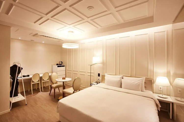 Hotel Wanted