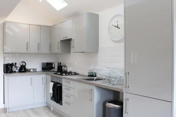 Low Cost, 4 Bed with Parking & Large Garden 10