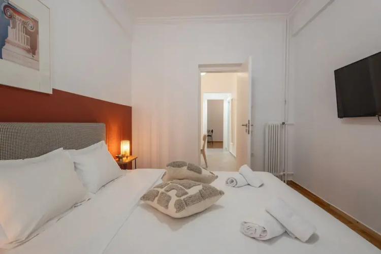 Fresh 2 Bdrm Apt in Koukaki