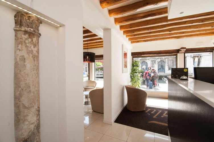 Leone Hotel
