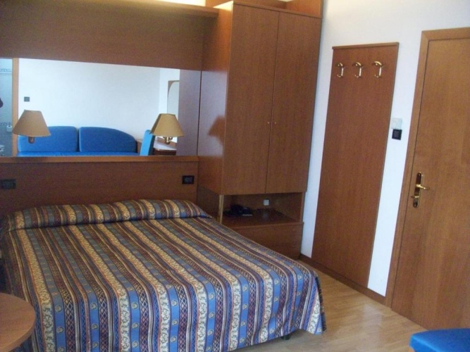 Standard Double room with partial sea view