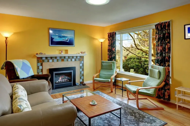 Husky Hideaway - Two Bedroom Home with Fireplace