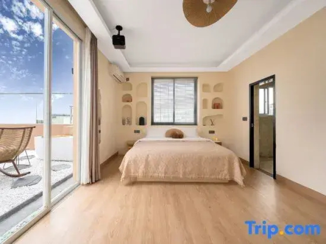 Salut Café Homestay