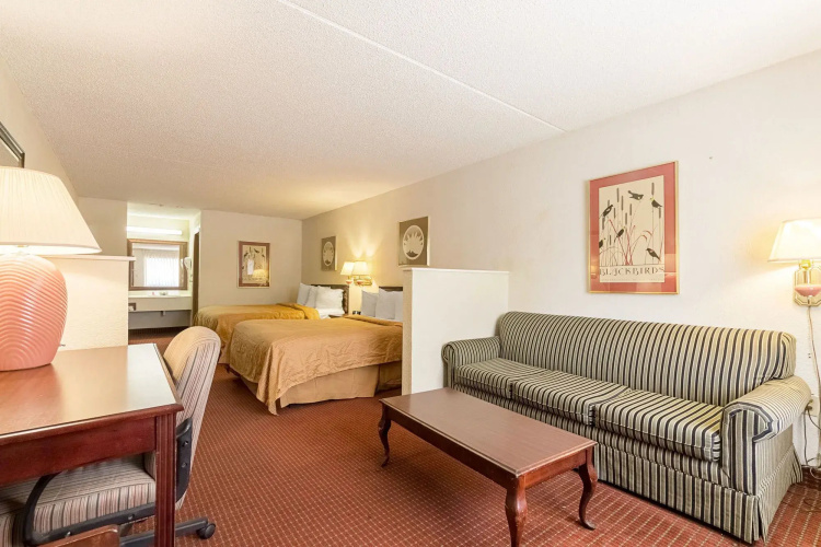Econo Lodge Inn & Suites
