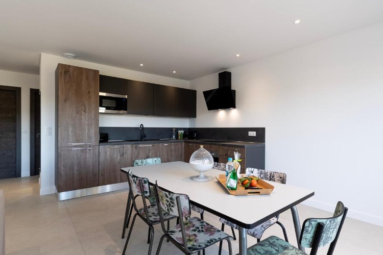 3 Bedrooms Apartment
