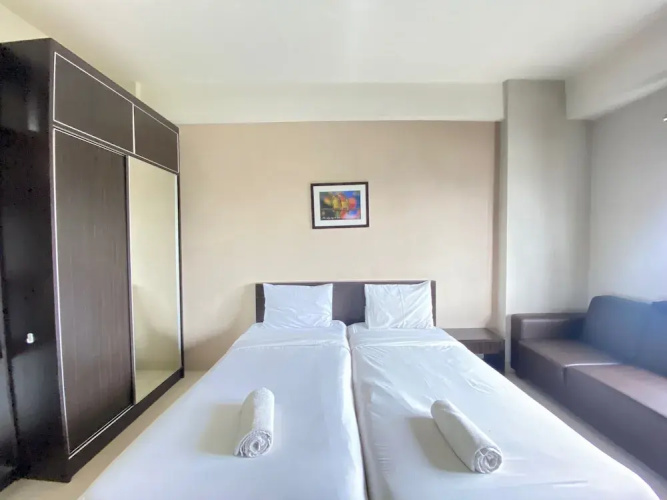 Spacious Studio Room at Pinewood Apartment