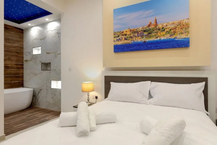 Gem Beachfront Apt With Amazing Bay and Sea Views