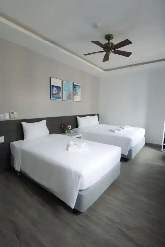 Standard Triple room with city view
