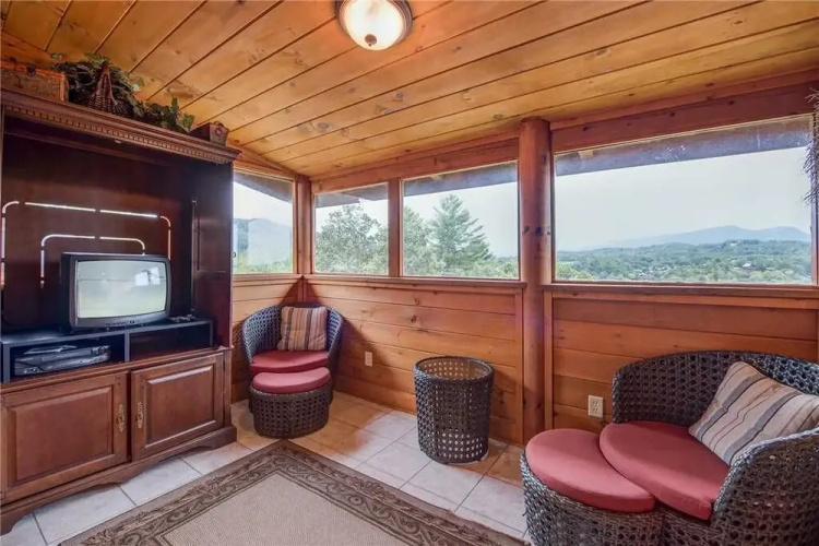Bear Hyde 3 Bedroom Home with Hot Tub