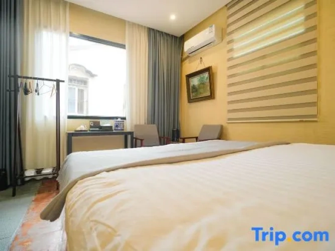 4 Bedrooms Standard Family room with courtyard view