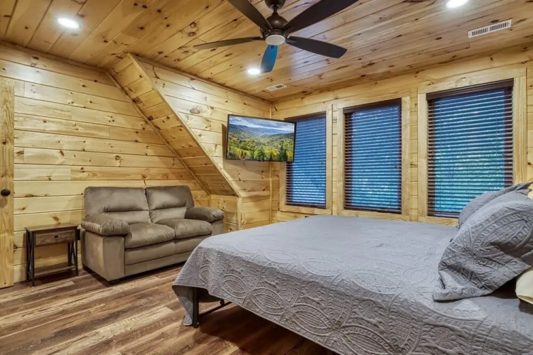Bear Tracks Lodge 4 Bedroom Cabin by RedAwning