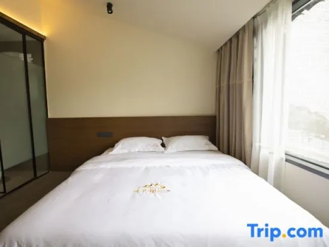 Standard Twin room with river view