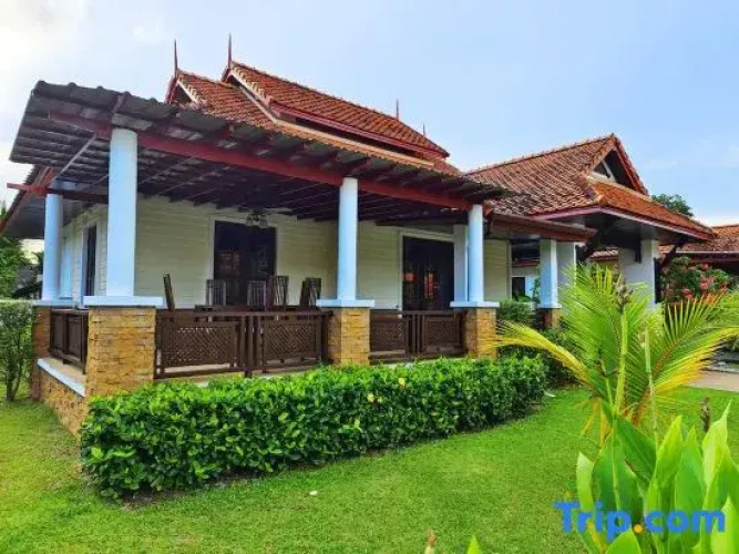 Secure 3 Bedroom Villa near beach