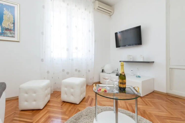 Apartment Neven - comfortable & great location: A1 Split, Riviera Split