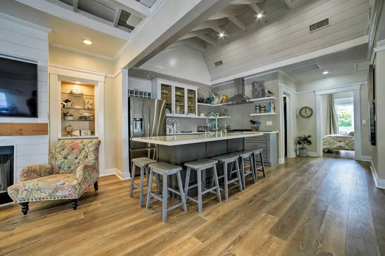 Charming Renovated Avalon Townhome, Walk to Beach!