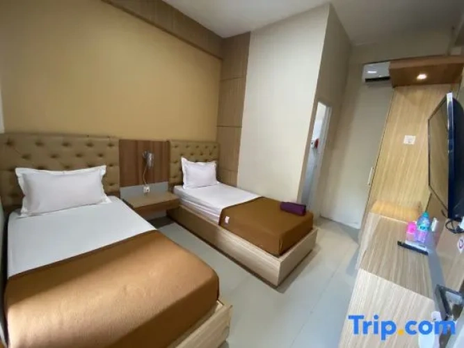 Standard Twin room with street view
