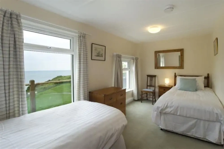 4 Bedrooms Apartment with sea view
