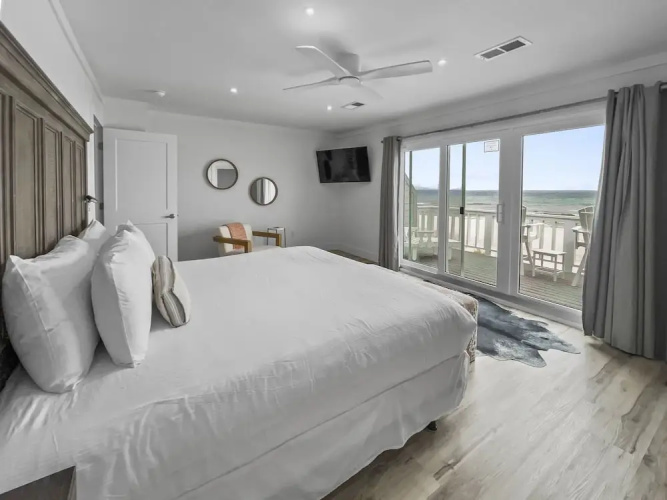 Three Steps to the Beach - 2 Br townhouse by RedAwning