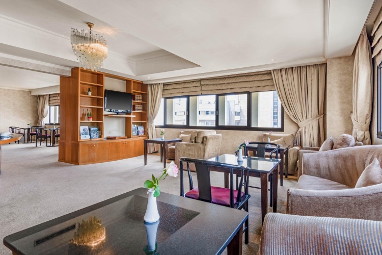 Standard Twin Club room with city view