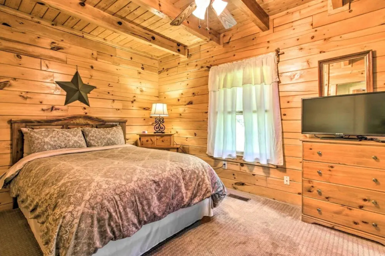 Idyllic Sevierville Cabin: Deck + Smoky Mtn View!