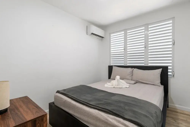 Cozy Flat Two Sleeping Areas Full-size bed
