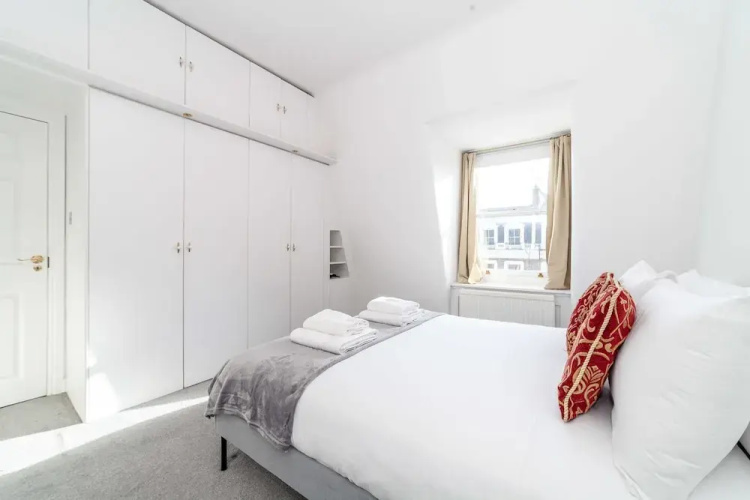 Bright and Spacious Earls Court Gem