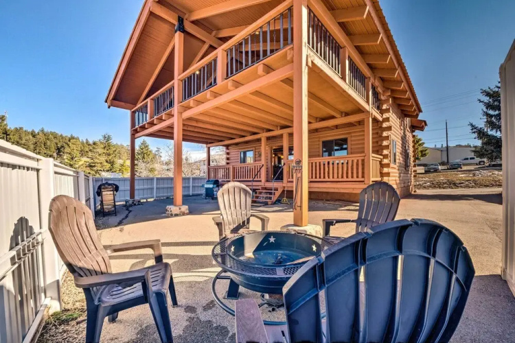 Pet-friendly Cloudcroft Cabin: Walk to Shop, Food
