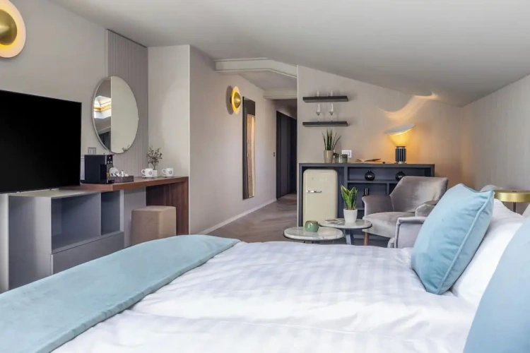 1 Bedroom Suite with balcony and with lake view