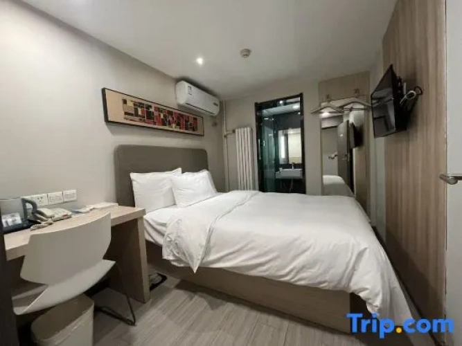 Standard Double room with street view