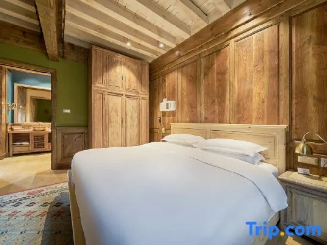 Deluxe Double Suite with garden view