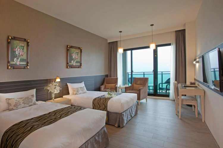 Renyi Lake Hotel