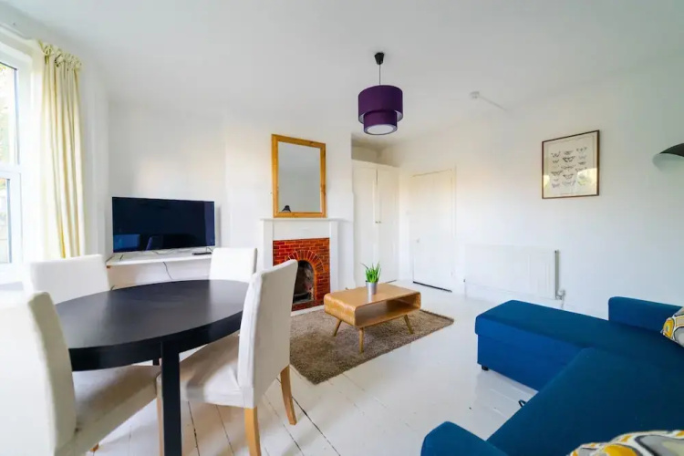 Bright Modern Oldfield Apartment