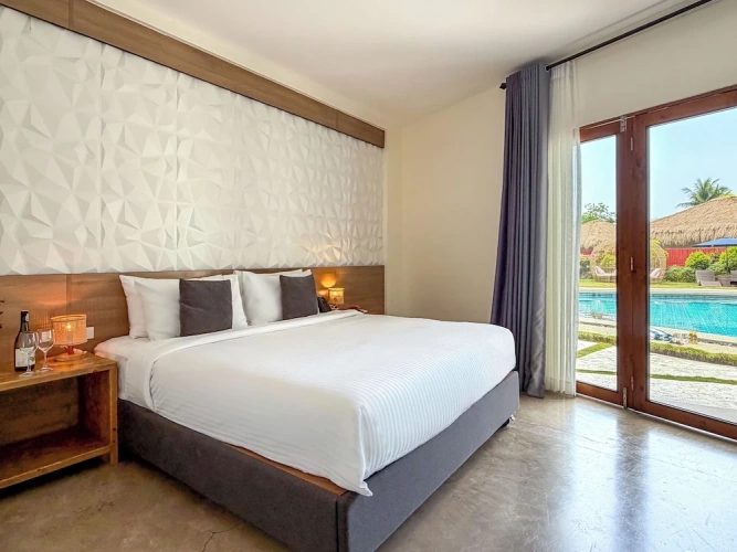 Deluxe Triple room with pool view