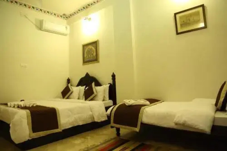 Lake Paradise Hotel