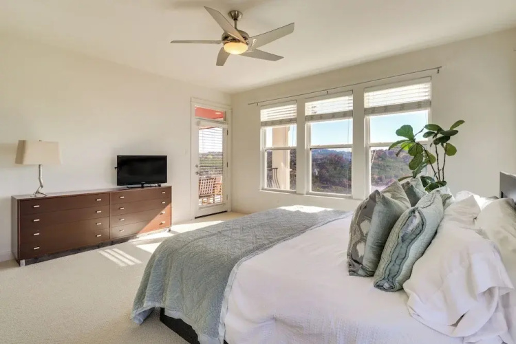 Chic Villa w/ Infinity Pool: 10 Mi to Downtown!
