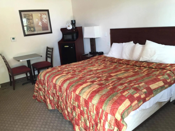 Price Pointe Inn