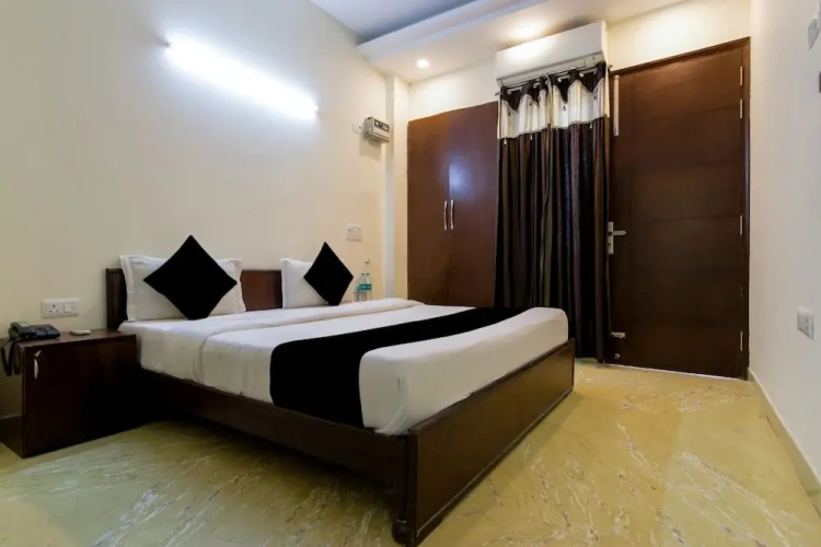 FabHotel Mannat Residency Sec 52