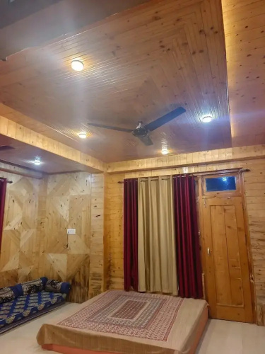 Shesh Besh Guest House & Restaurant